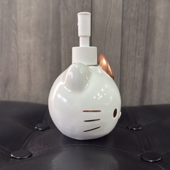 New Hello Kitty Head With Golden Copper Bow Lotion Soap Dispenser Pump - Picture 3 of 7